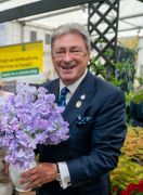 Alan Titchmarsh with the Peter Seabrook Sweet Pea at Chelsea in 2022